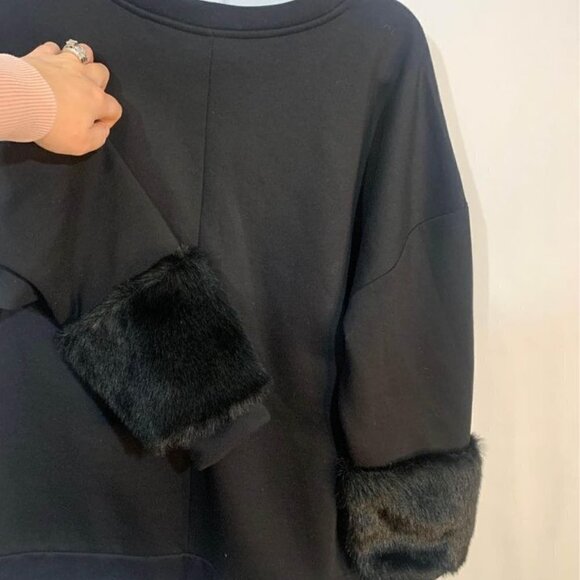 VERA WANG woman’s sweatshirt with faux fur wrists. Gorgeous! Crew neck. XXL. Bla - Picture 10 of 10